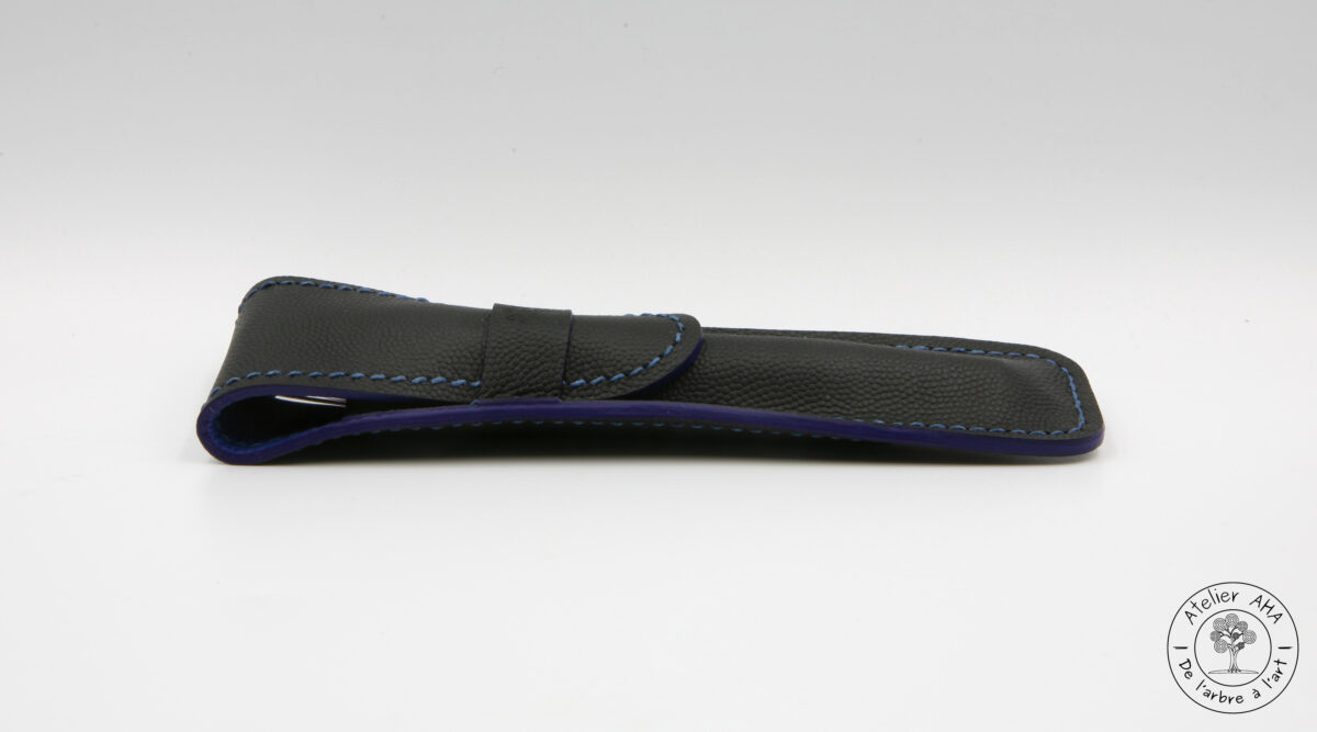 Etui en cuir caviar noir, intérieur en cuir bleu foncé – Image 2