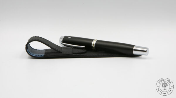 AtelierAHA-ETC234-Etui-a-rabat-artisanal-en-cuir-pour-stylo-format-XL-devant