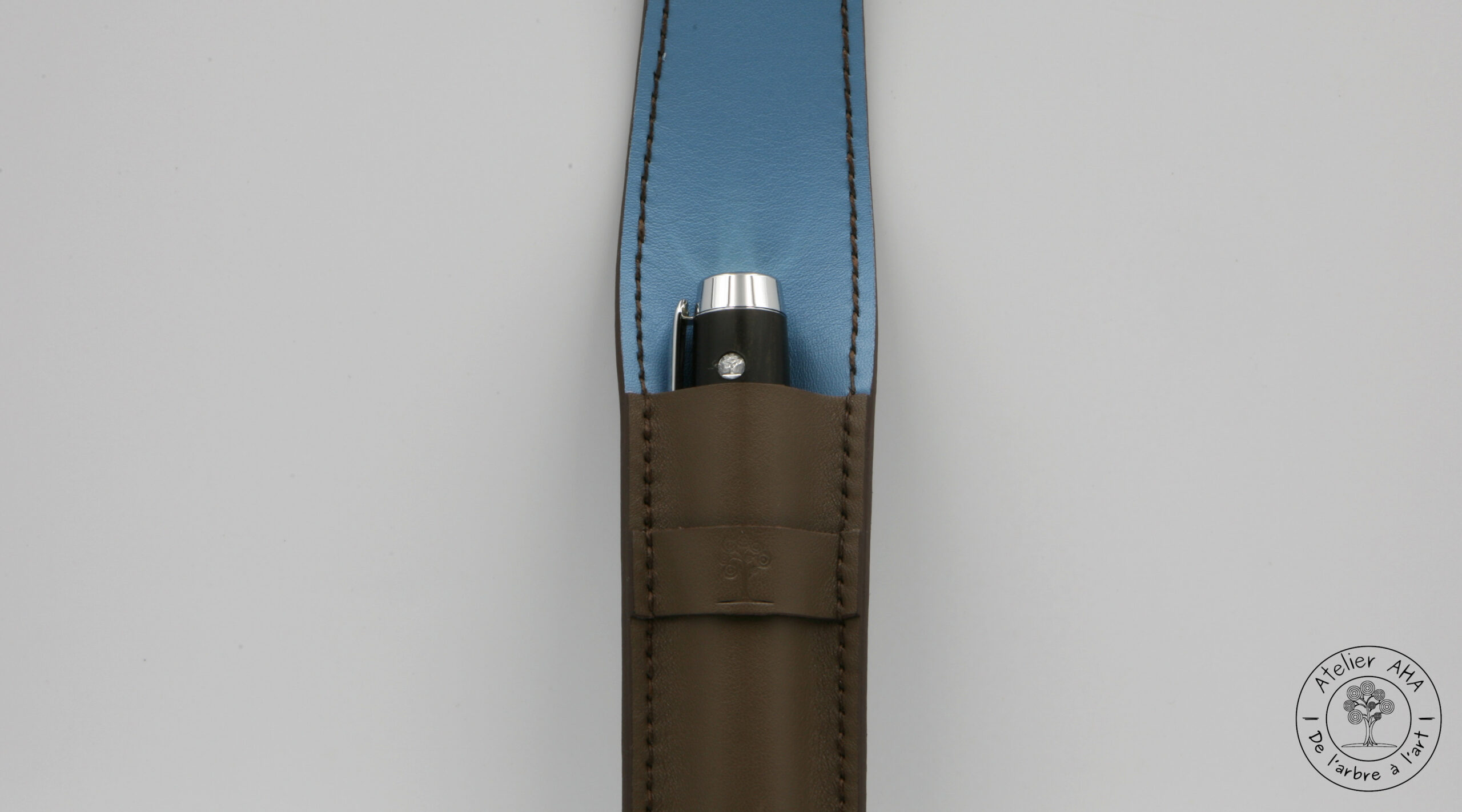 AtelierAHA-ETC235-Etui-a-rabat-artisanal-en-cuir-pour-stylo-format-XL-debout