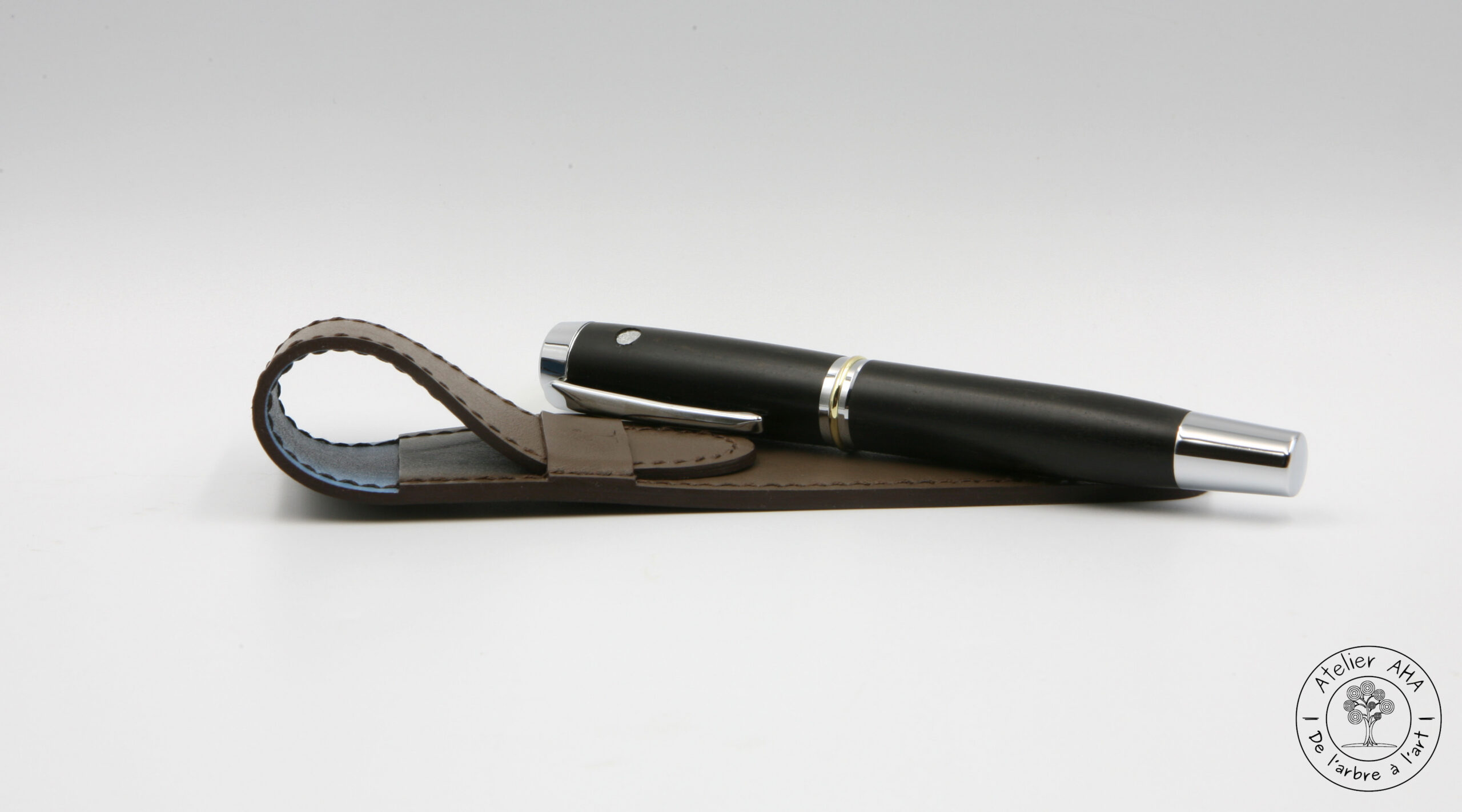 AtelierAHA-ETC235-Etui-a-rabat-artisanal-en-cuir-pour-stylo-format-XL-devant