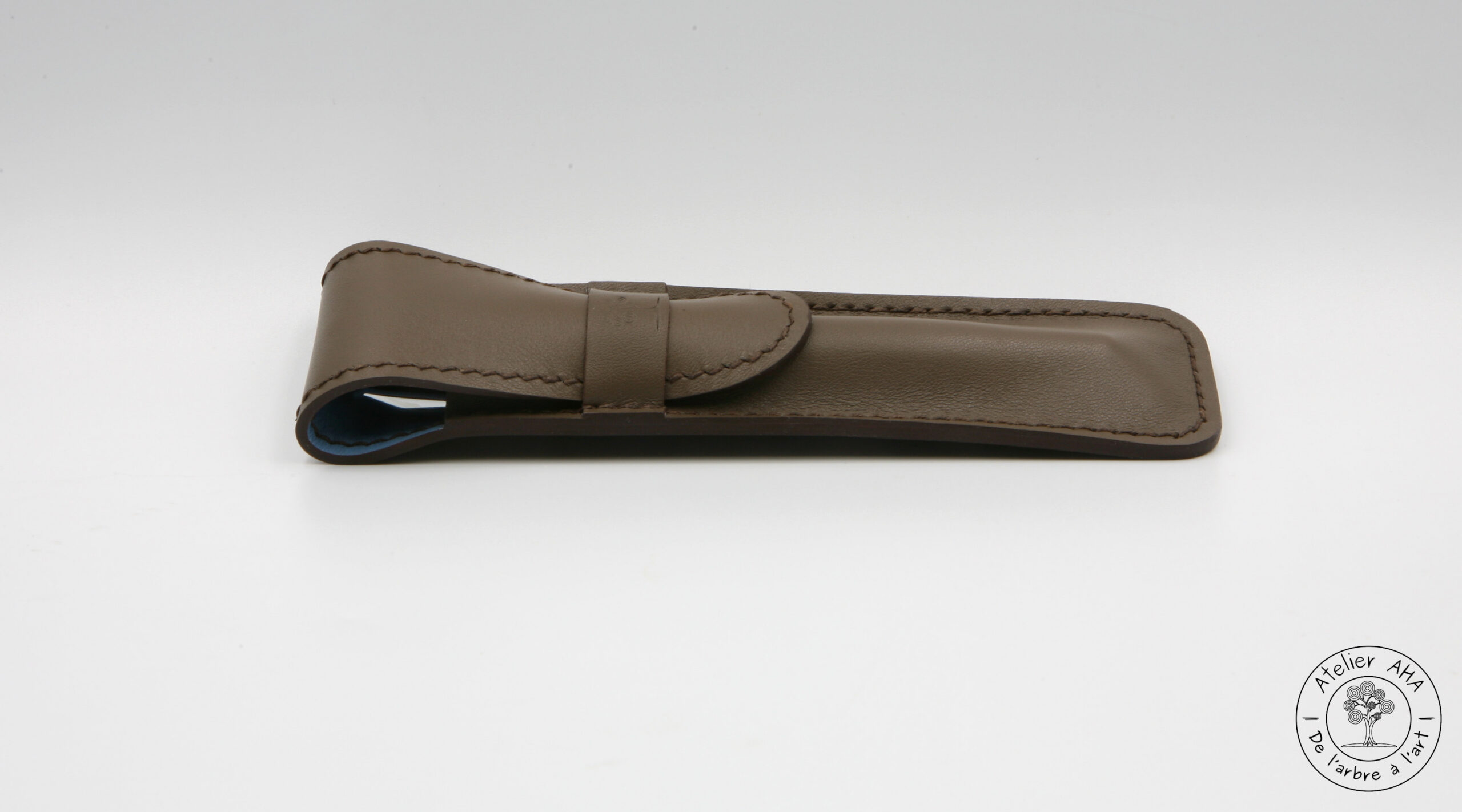 AtelierAHA-ETC235-Etui-a-rabat-artisanal-en-cuir-pour-stylo-format-XL-ferme
