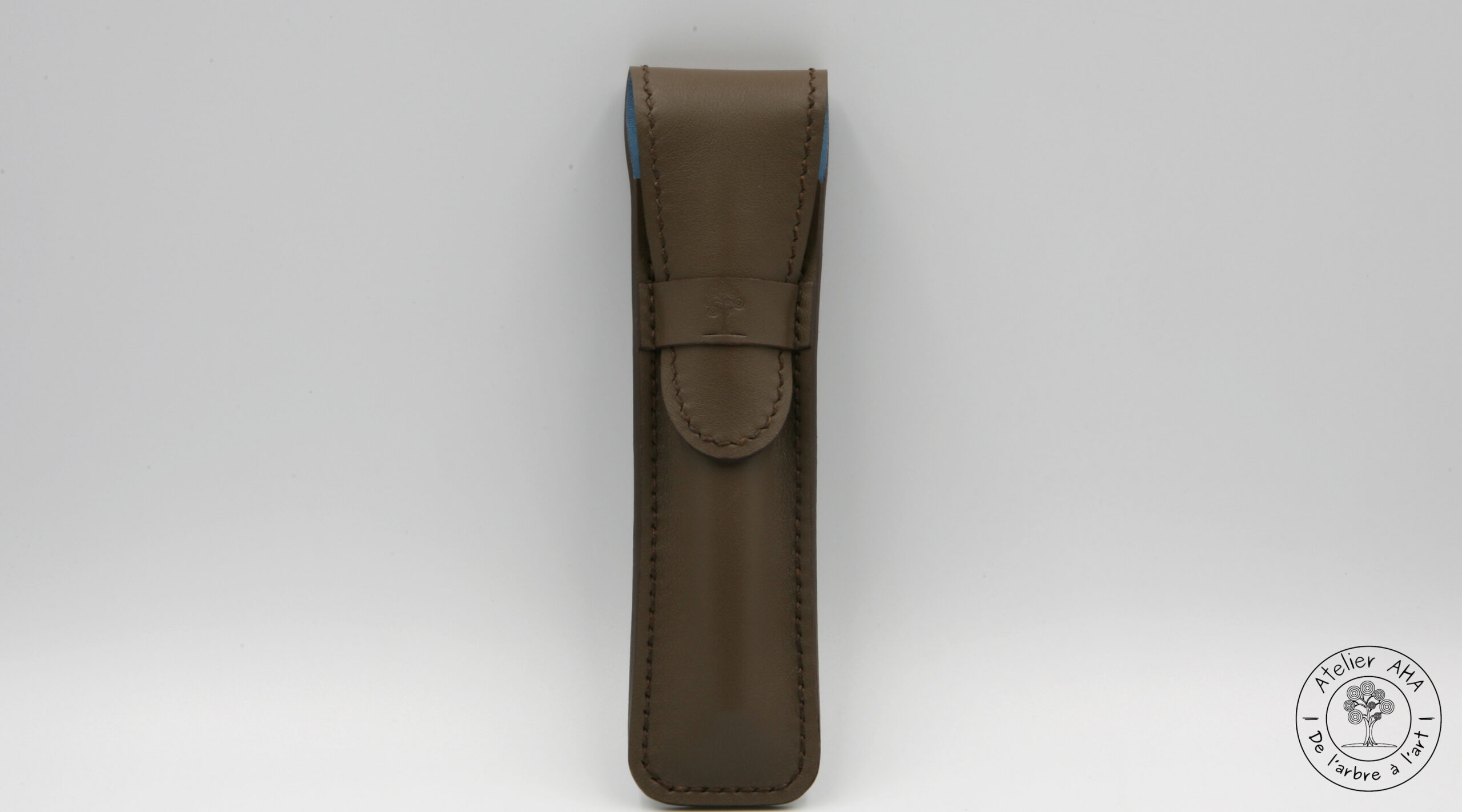 AtelierAHA-ETC235-Etui-a-rabat-artisanal-en-cuir-pour-stylo-format-XL-plein