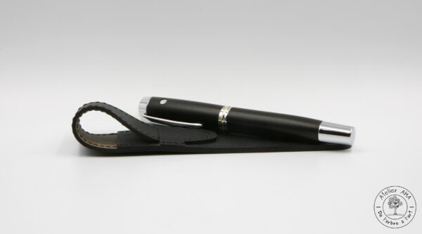 AtelierAHA-ETC236-Etui-a-rabat-artisanal-en-cuir-pour-stylo-format-XL-devant