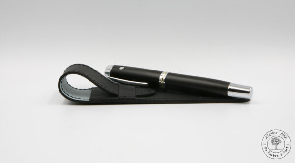 AtelierAHA-ETC237-Etui-a-rabat-artisanal-en-cuir-pour-stylo-format-XL-devant