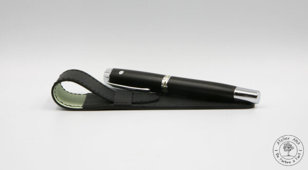 AtelierAHA-ETC240-Etui-a-rabat-artisanal-en-cuir-pour-stylo-format-XL-devant