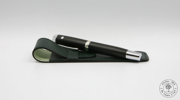 AtelierAHA-ETC242-Etui-a-rabat-artisanal-en-cuir-pour-stylo-format-XL-devant