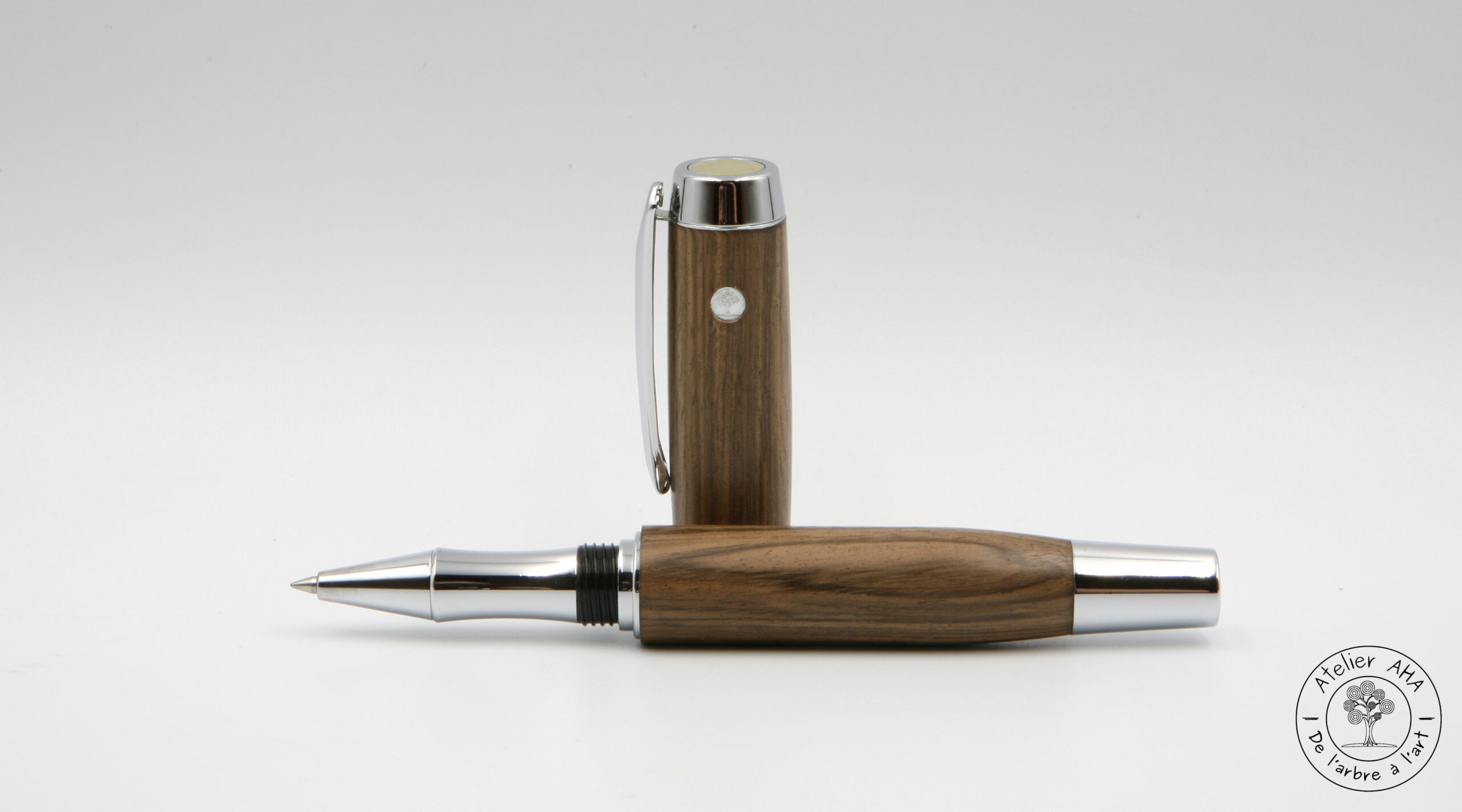 AtelierAHA-STY1264-Stylo-roller-artisanal-en-bois-de-noyer-francais-debout