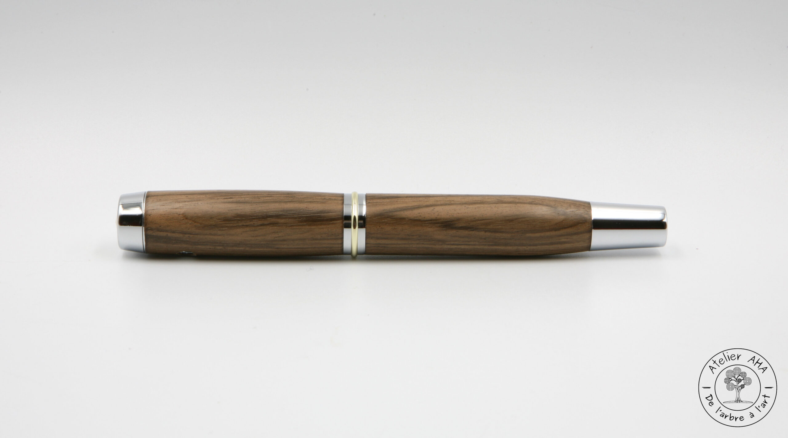 AtelierAHA-STY1264-Stylo-roller-artisanal-en-bois-de-noyer-francais-derriere
