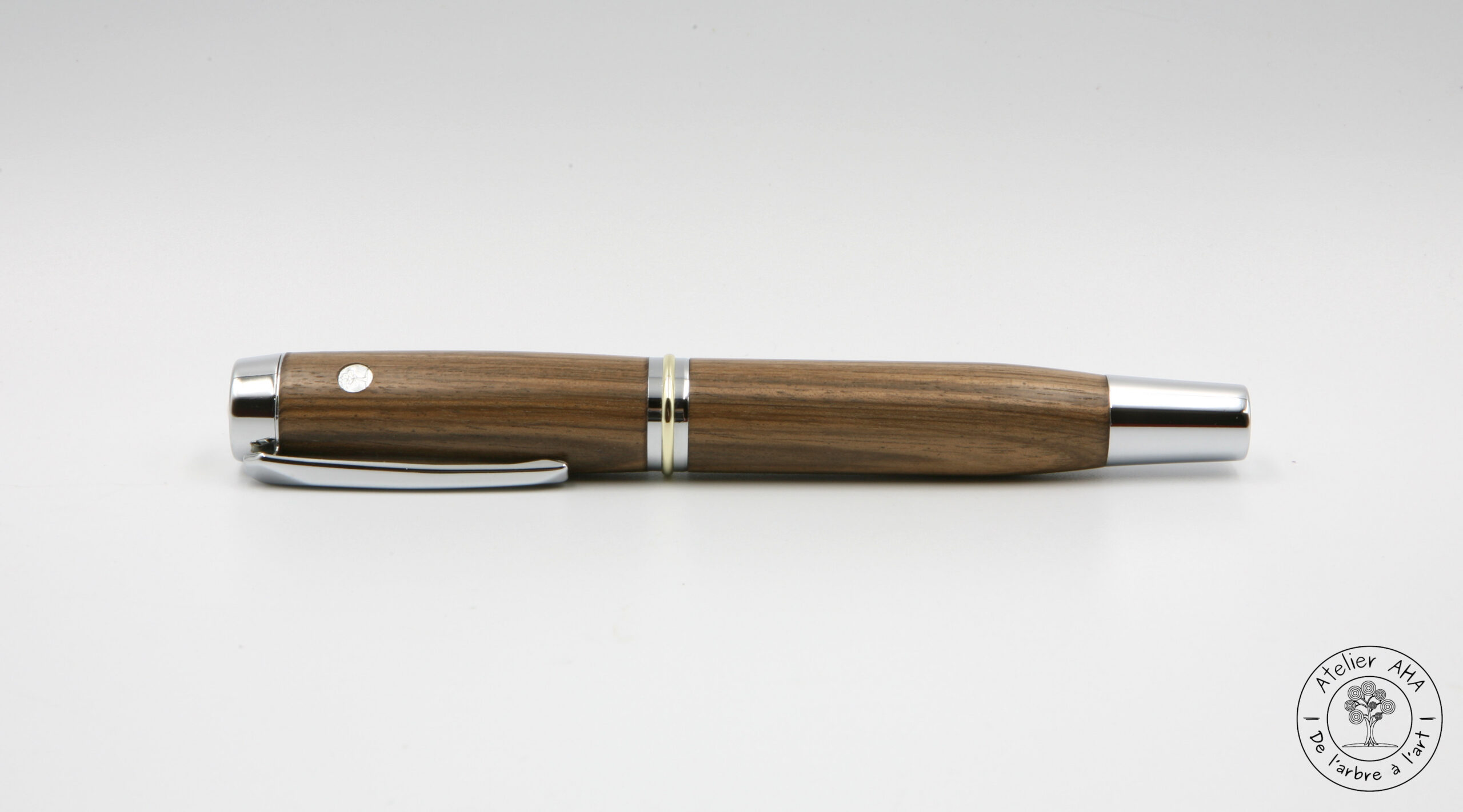 AtelierAHA-STY1264-Stylo-roller-artisanal-en-bois-de-noyer-francais-devant