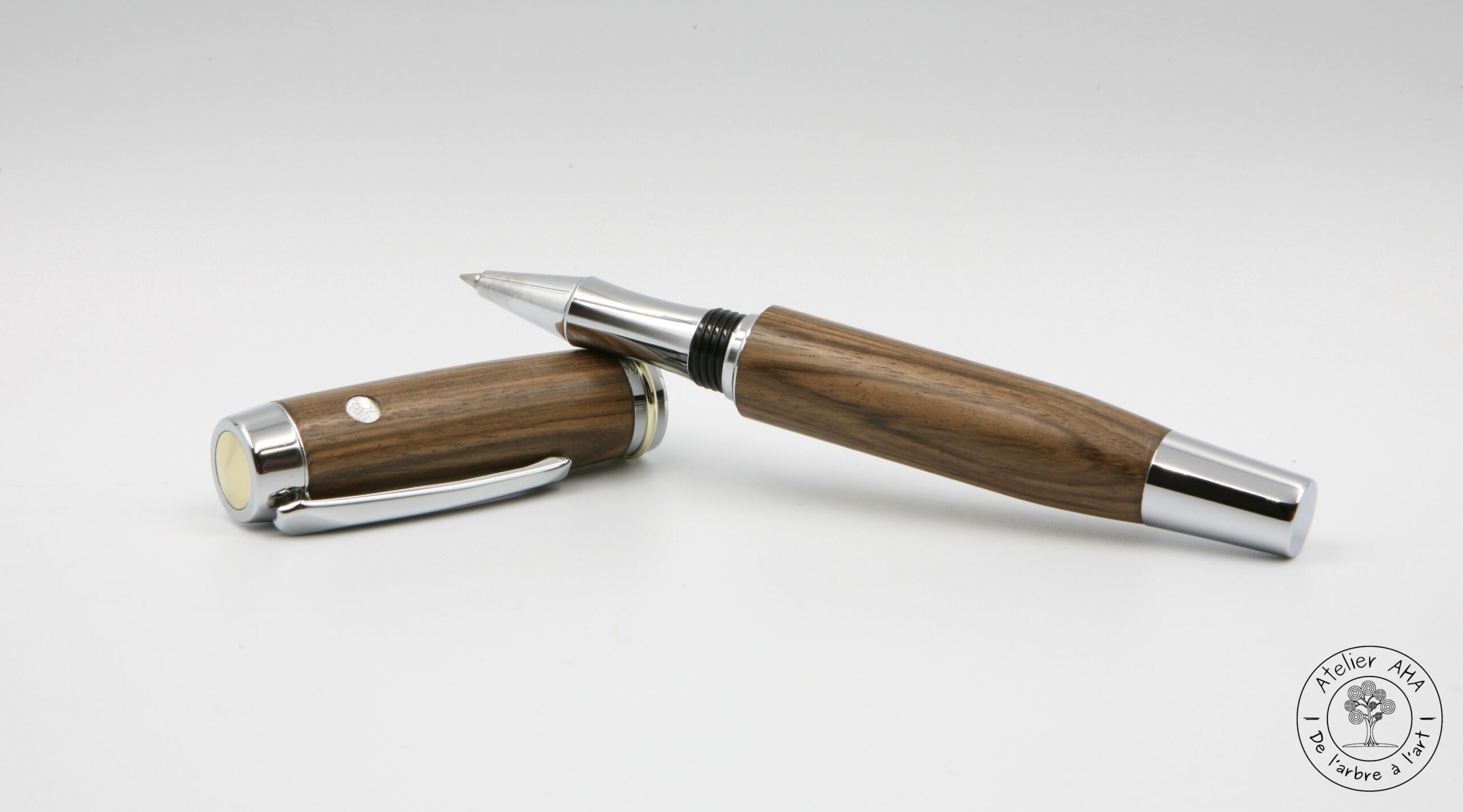 AtelierAHA-STY1264-Stylo-roller-artisanal-en-bois-de-noyer-francais-ouvert