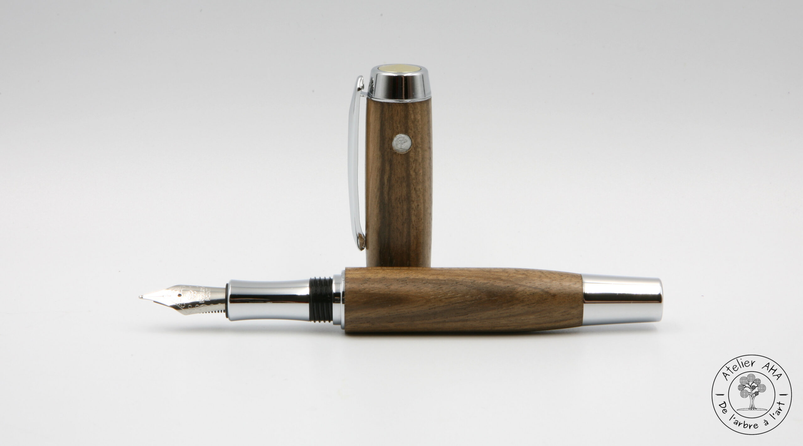 AtelierAHA-STY1265-Stylo-plume-artisanal-en-bois-de-noyer-francais-debout