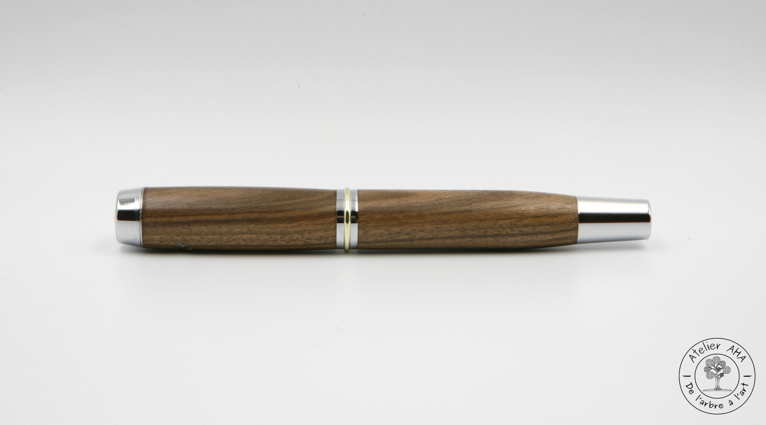AtelierAHA-STY1265-Stylo-plume-artisanal-en-bois-de-noyer-francais-derriere
