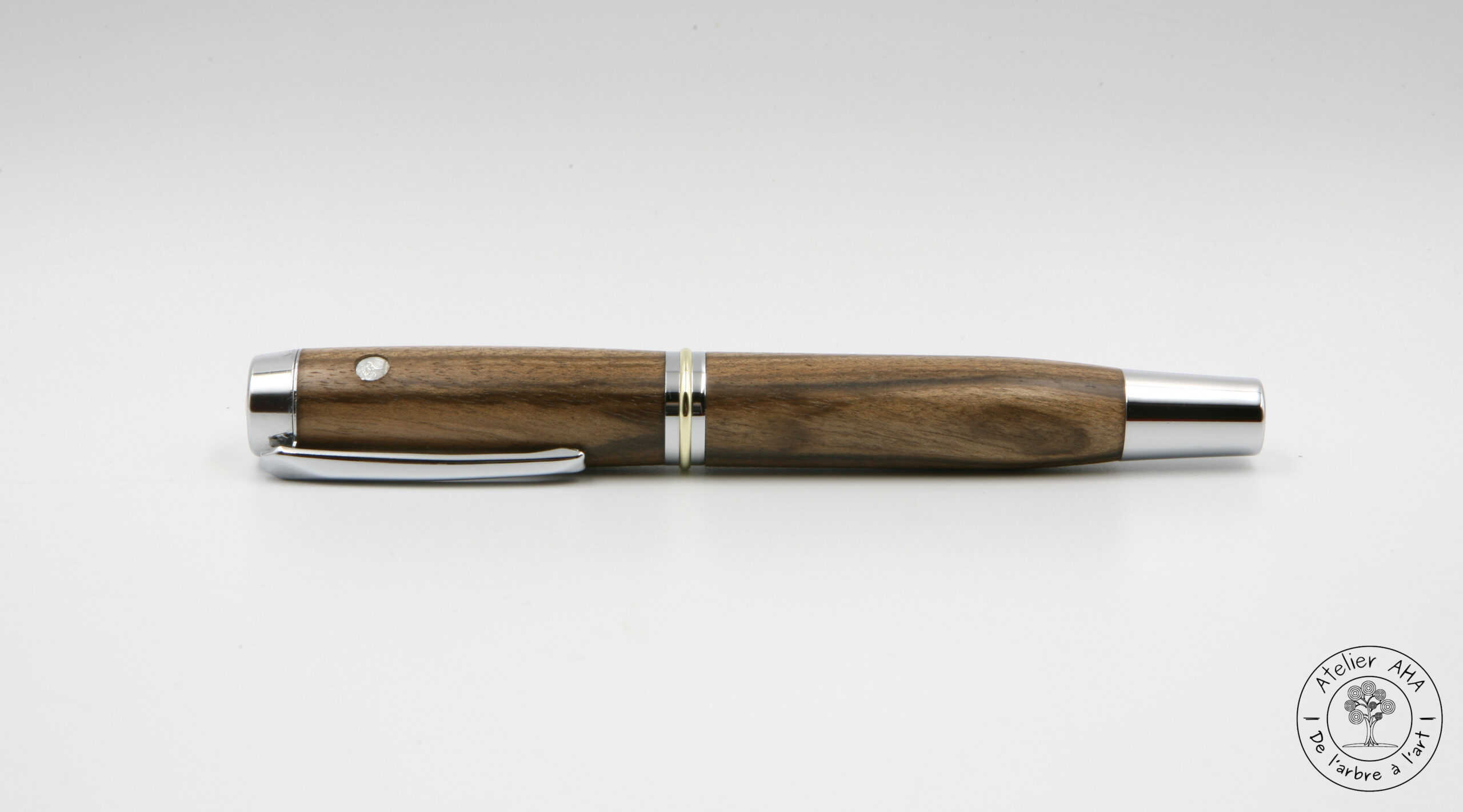 AtelierAHA-STY1265-Stylo-plume-artisanal-en-bois-de-noyer-francais-devant