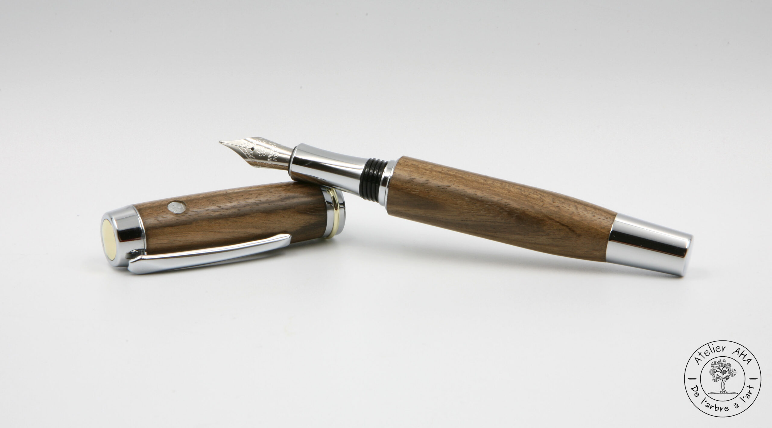 AtelierAHA-STY1265-Stylo-plume-artisanal-en-bois-de-noyer-francais-ouvert