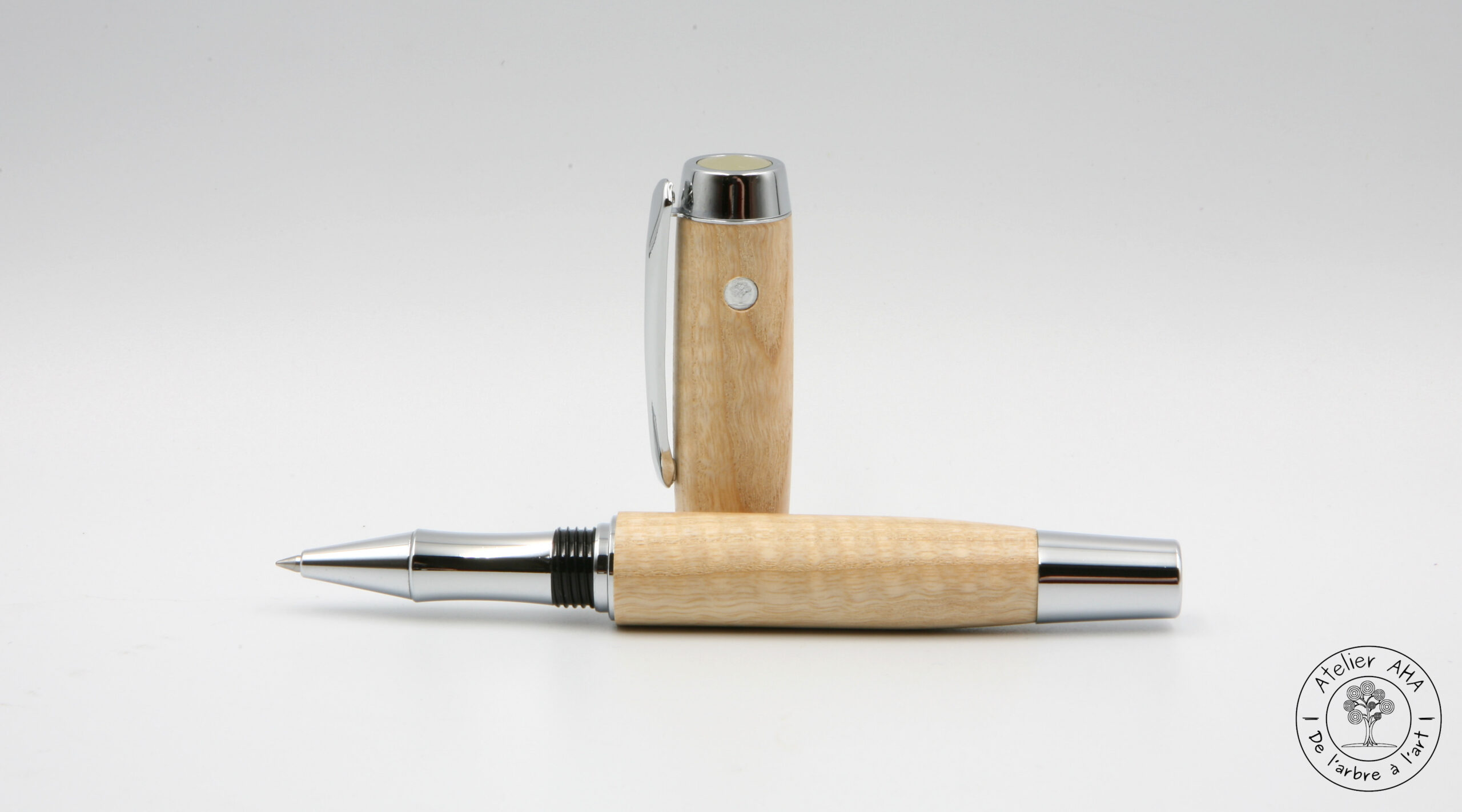 AtelierAHA-STY1267-Stylo-roller-artisanal-en-bois-de-frene-onde-francais-debout