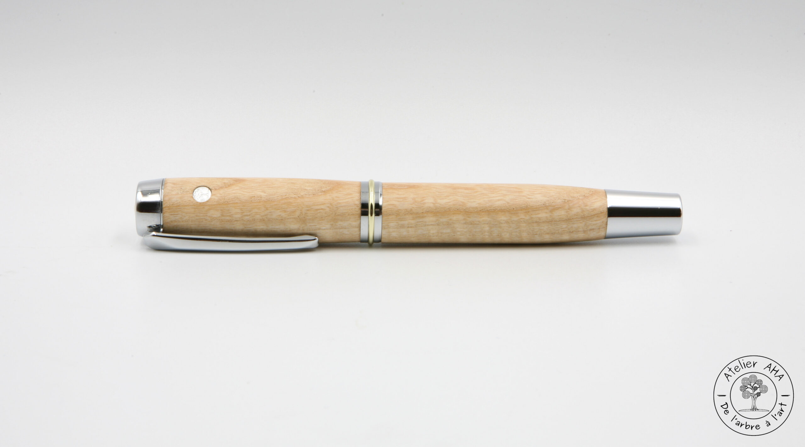 AtelierAHA-STY1267-Stylo-roller-artisanal-en-bois-de-frene-onde-francais-devant