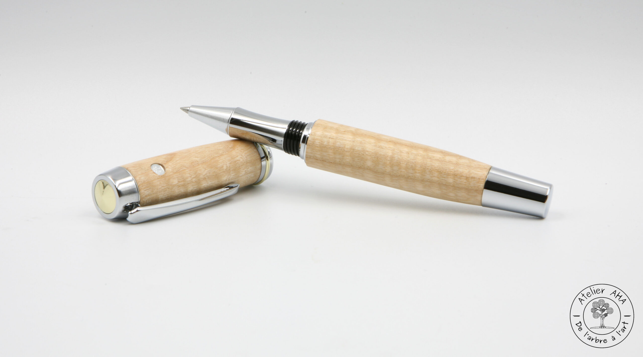 AtelierAHA-STY1267-Stylo-roller-artisanal-en-bois-de-frene-onde-francais-ouvert