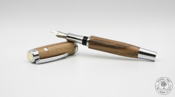 AtelierAHA-STY1268-Stylo-plume-artisanal-en-bois-de-noyer-francais-ouvert