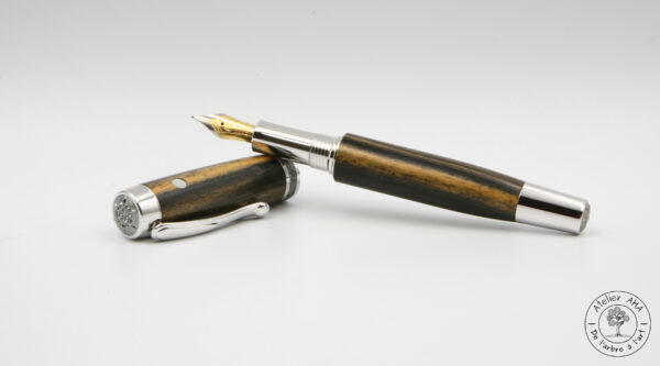 AtelierAHA-STY1269-Stylo-plume-artisanal-en-bois-de-ebene-royal-du-laos-ouvert