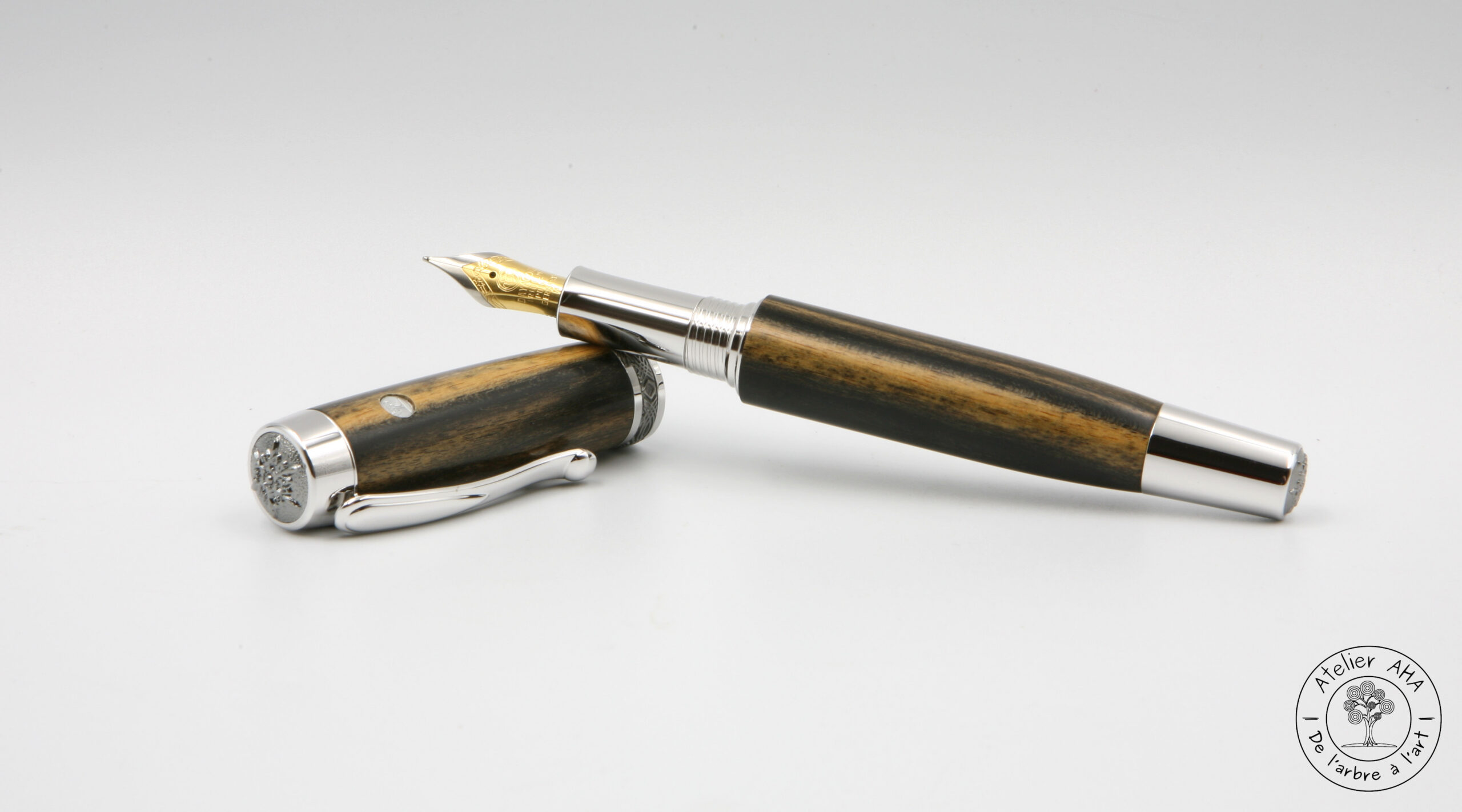 AtelierAHA-STY1269-Stylo-plume-artisanal-en-bois-de-ebene-royal-du-laos-ouvert