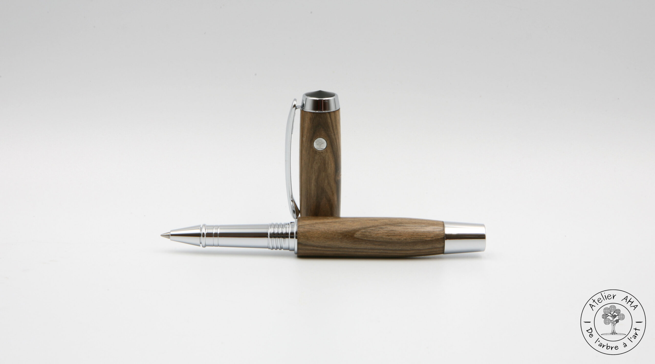 AtelierAHA-STY1272-Stylo-roller-et-plume-artisanal-en-bois-de-noyer-francais-debout