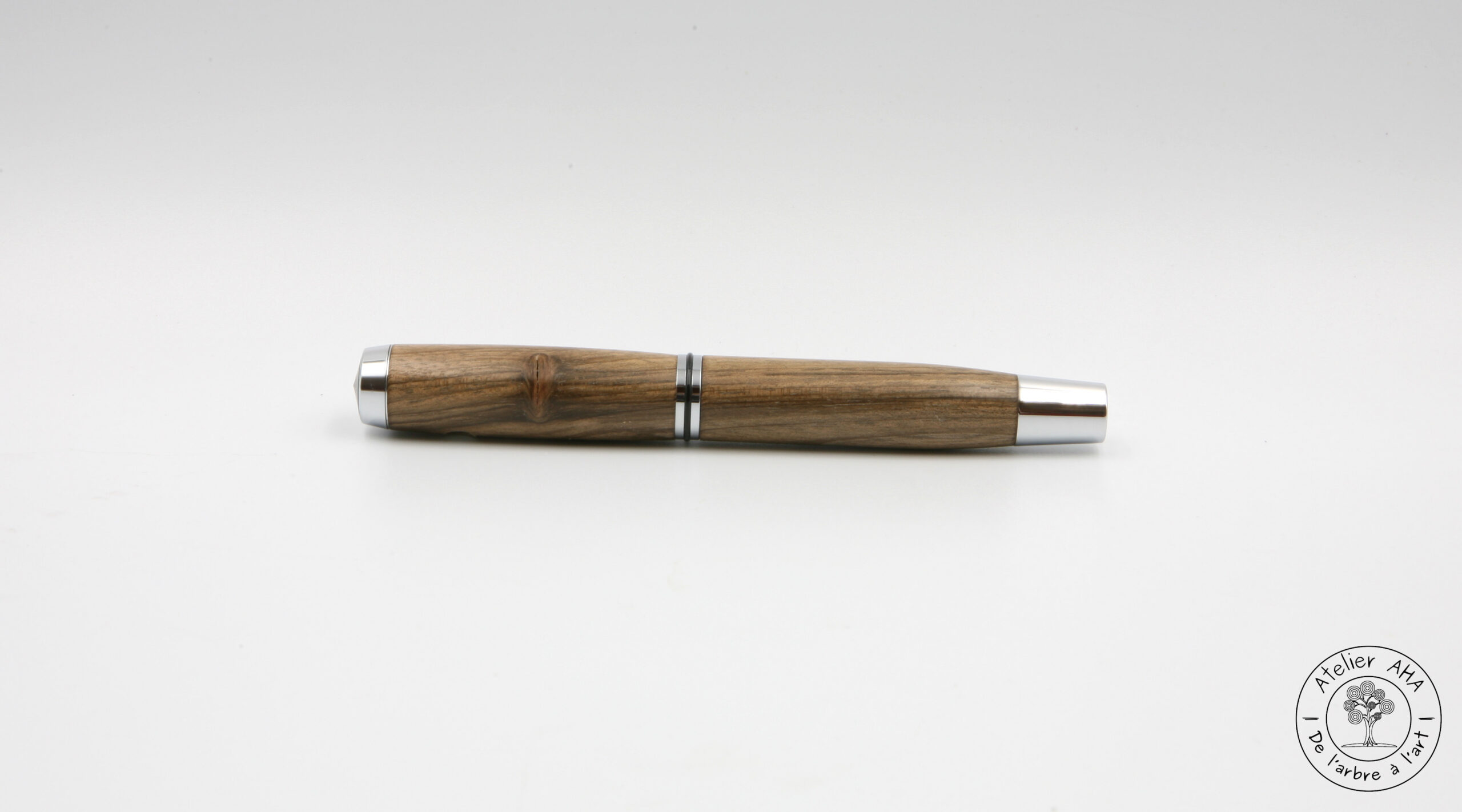 AtelierAHA-STY1272-Stylo-roller-et-plume-artisanal-en-bois-de-noyer-francais-derriere