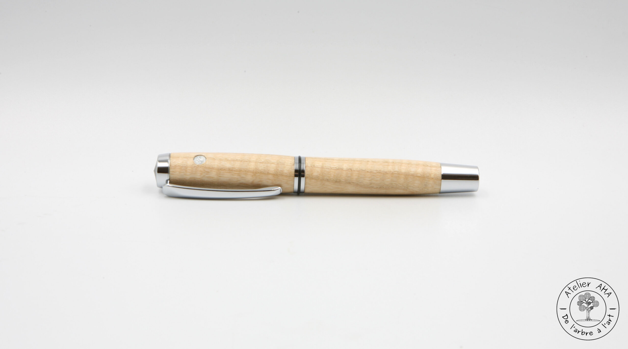 AtelierAHA-STY1273-Stylo-roller-et-plume-artisanal-en-bois-de-frene-onde-francais-devant