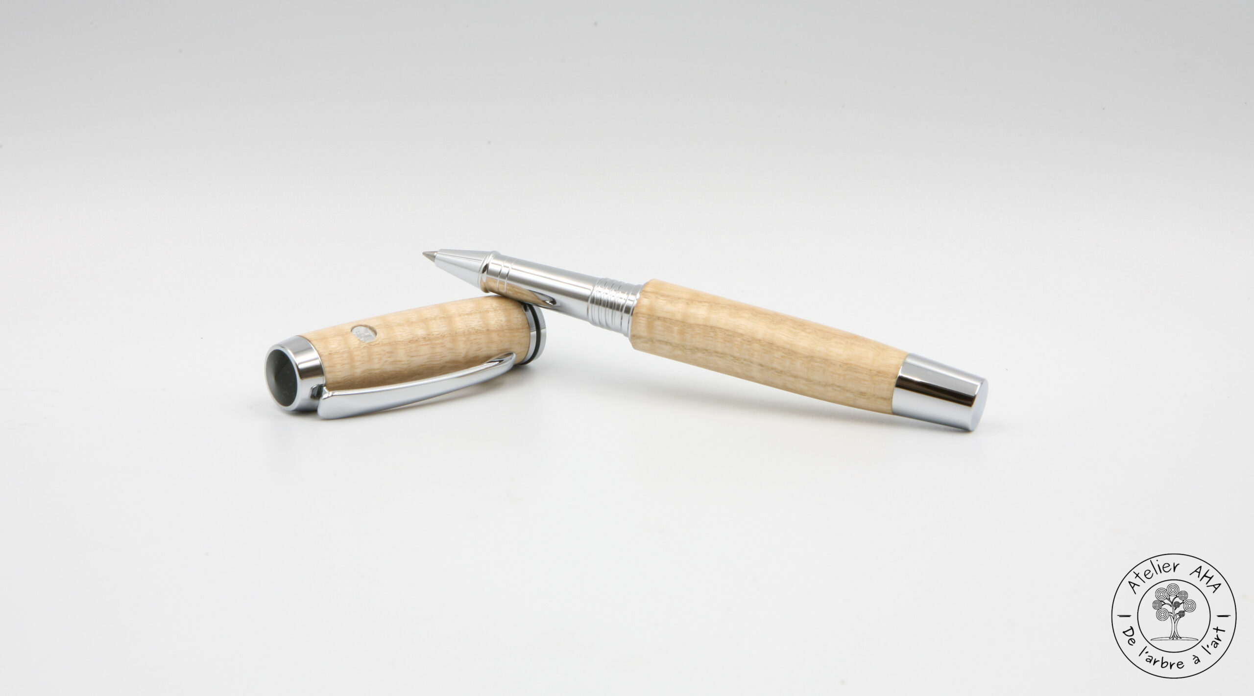 AtelierAHA-STY1273-Stylo-roller-et-plume-artisanal-en-bois-de-frene-onde-francais-ouvert
