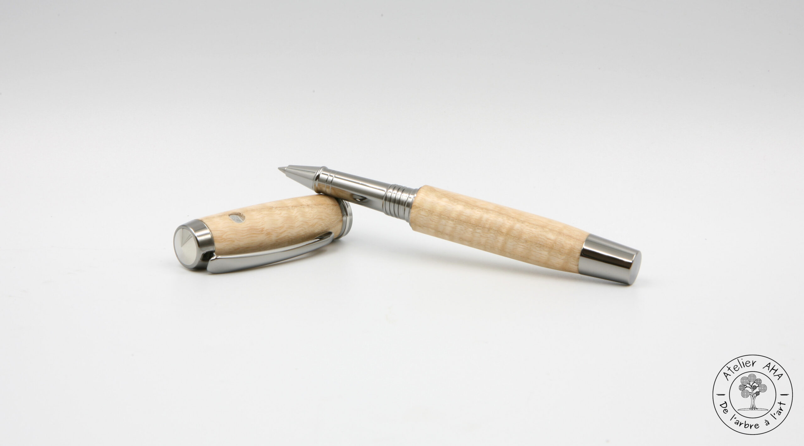 AtelierAHA-STY1274-Stylo-roller-et-plume-artisanal-en-bois-de-frene-onde-francais-ouvert