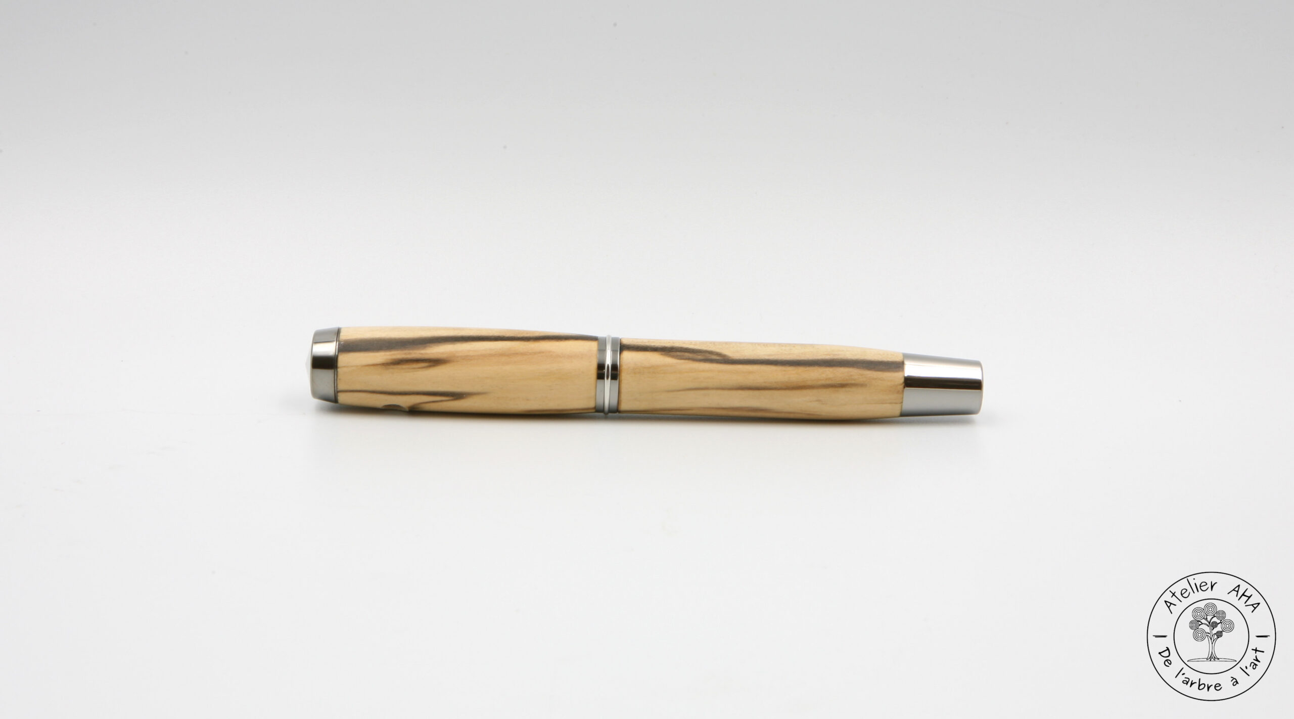 AtelierAHA-STY1275-Stylo-roller-et-plume-artisanal-en-bois-de-liquidambar-echauffe-francais-derriere