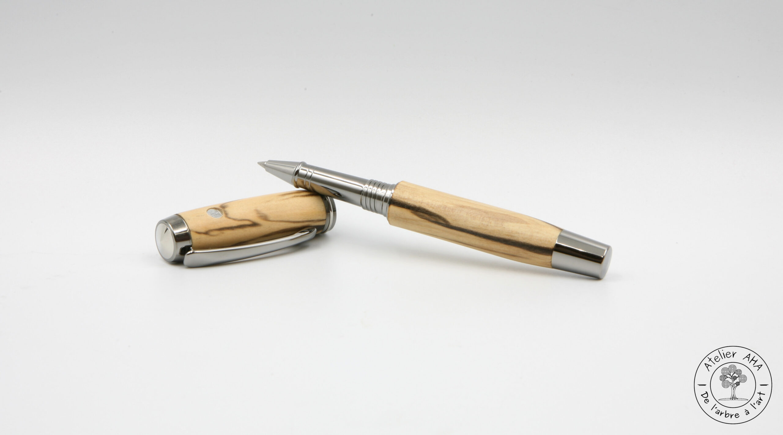 AtelierAHA-STY1275-Stylo-roller-et-plume-artisanal-en-bois-de-liquidambar-echauffe-francais-ouvert