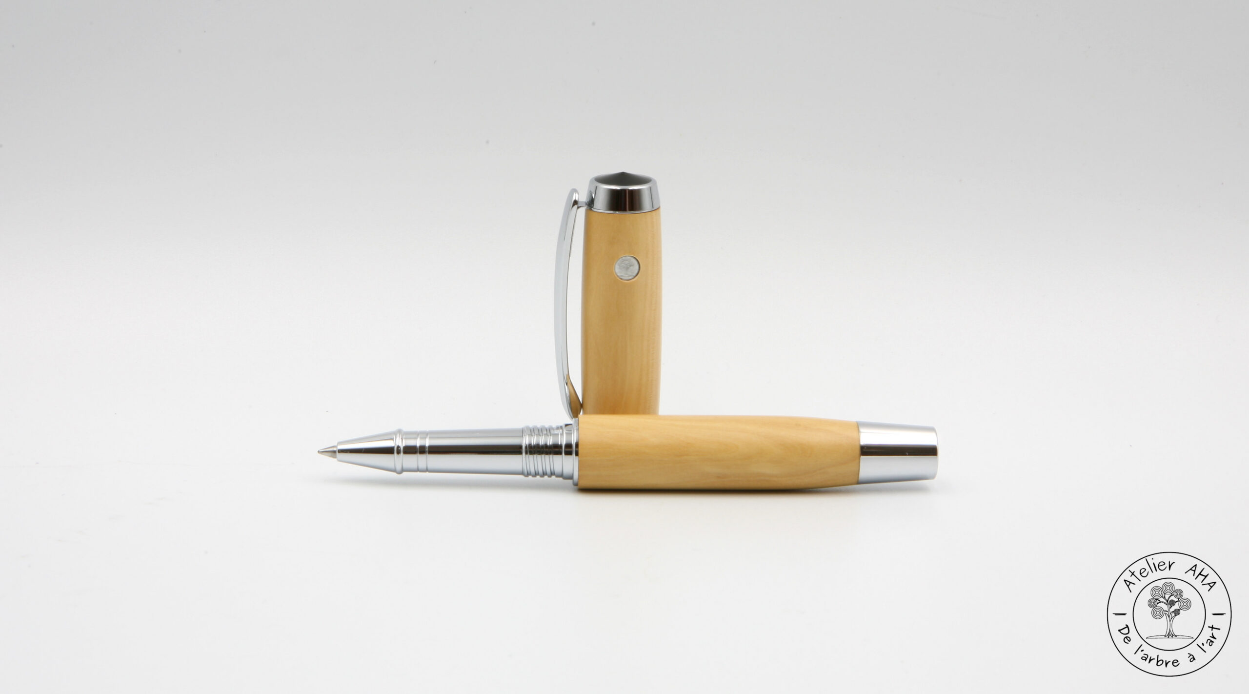 AtelierAHA-STY1276-Stylo-roller-et-plume-artisanal-en-bois-de-buis-francais-debout