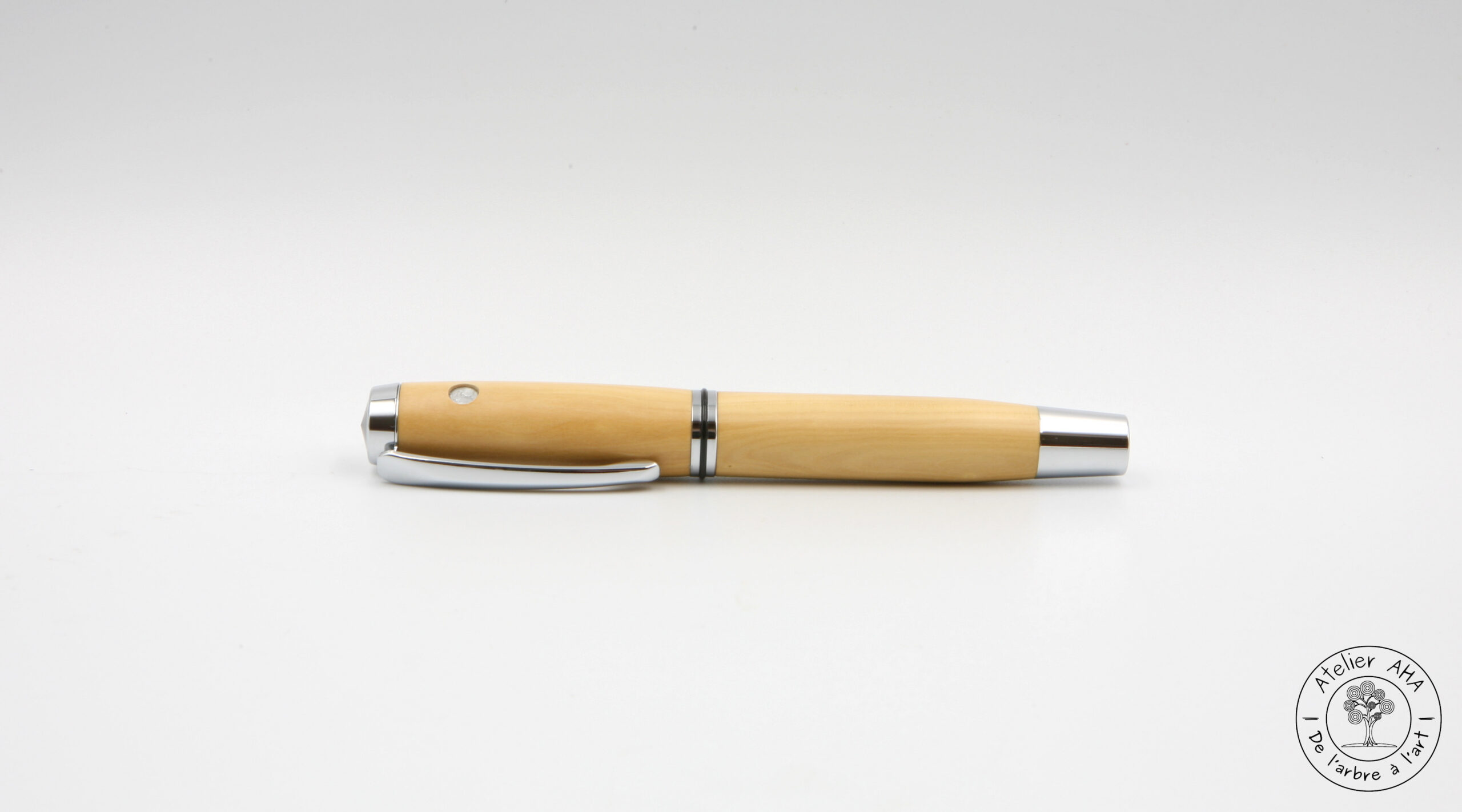 AtelierAHA-STY1276-Stylo-roller-et-plume-artisanal-en-bois-de-buis-francais-devant