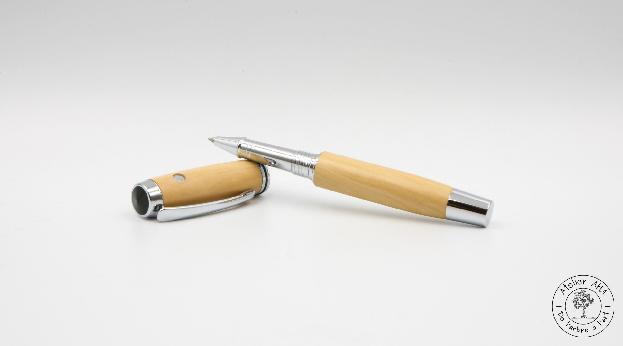 AtelierAHA-STY1276-Stylo-roller-et-plume-artisanal-en-bois-de-buis-francais-ouvert