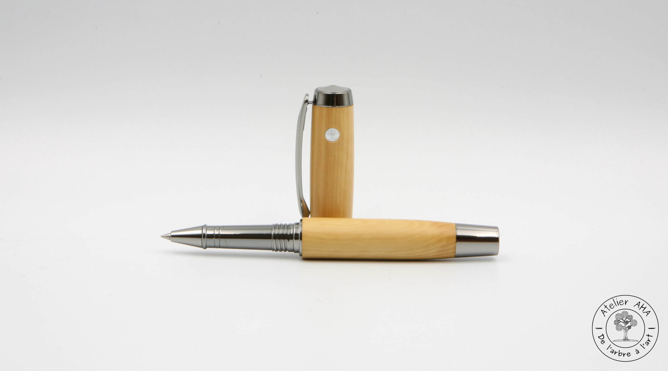 AtelierAHA-STY1277-Stylo-roller-et-plume-artisanal-en-bois-de-buis-francais-debout