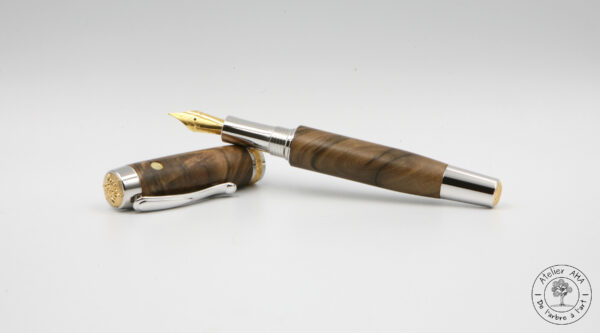 AtelierAHA-STY1279-Stylo-plume-artisanal-en-bois-de-noyer-francais-ouvert
