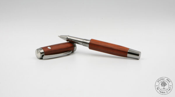 AtelierAHA-STY1284-Stylo-roller-et-plume-artisanal-en-bois-de-padouk-ouvert