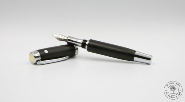 AtelierAHA-STY1289-Stylo-plume-artisanal-en-bois-de-ebene-ouvert