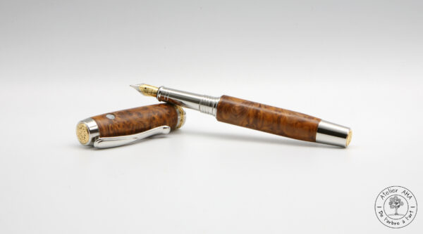 AtelierAHA-STY1292-Stylo-plume-artisanal-en-bois-de-ronce-de-thuya-ouvert