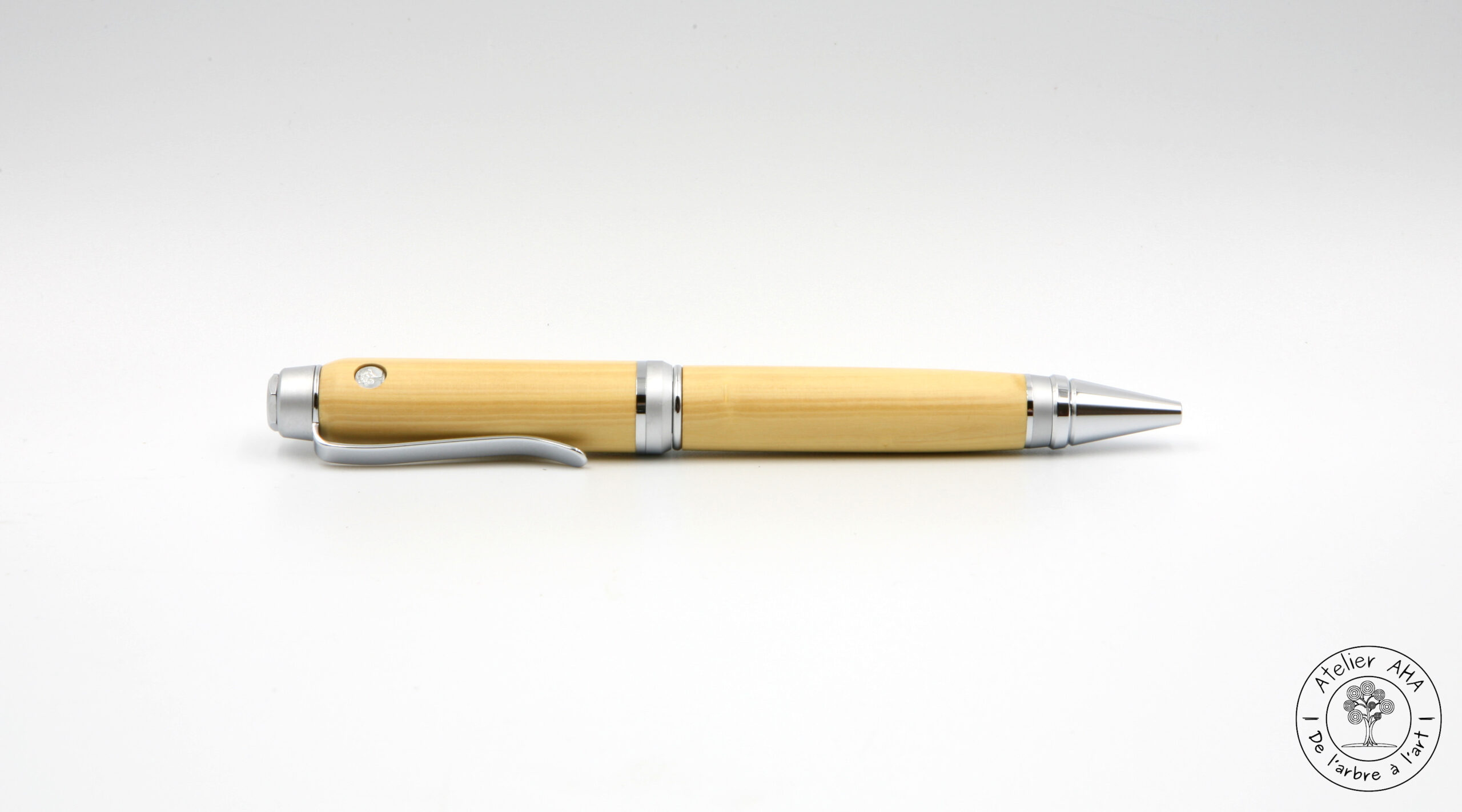 Un stylo artisanal : préférez-le en bois français - Atelier AHA